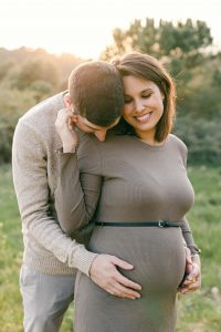 Fotos naturales pareja embarazo en el campo