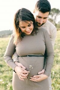 Fotos naturales pareja embarazo en el campo